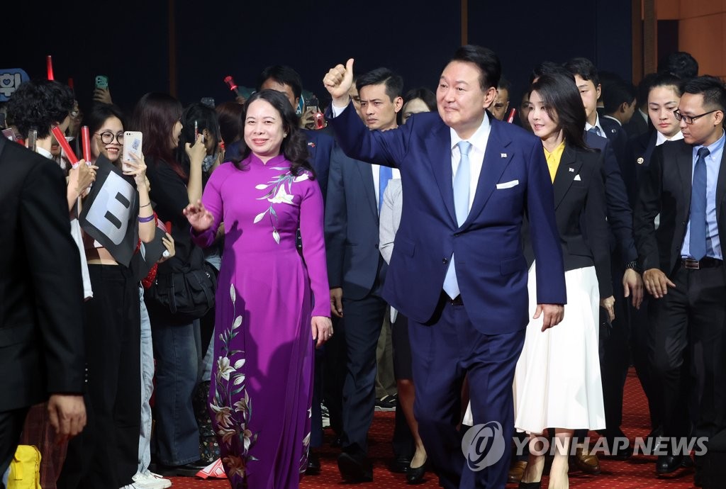 Tối 22.6, phu nh&amp;acirc;n Tổng thống H&amp;agrave;n Quốc Yoon Suk Yeol đ&amp;atilde; th&amp;aacute;p t&amp;ugrave;ng &amp;ocirc;ng tham dự Đ&amp;ecirc;m nhạc Giao lưu Văn h&amp;oacute;a H&amp;agrave;n Quốc - Việt Nam tại Trung t&amp;acirc;m Hội nghị Quốc gia. C&amp;ugrave;ng tham dự đ&amp;ecirc;m nhạc c&amp;oacute; Ph&amp;oacute; Chủ tịch nước V&amp;otilde; Thị &amp;Aacute;nh Xu&amp;acirc;n. Ảnh: Yonhap
