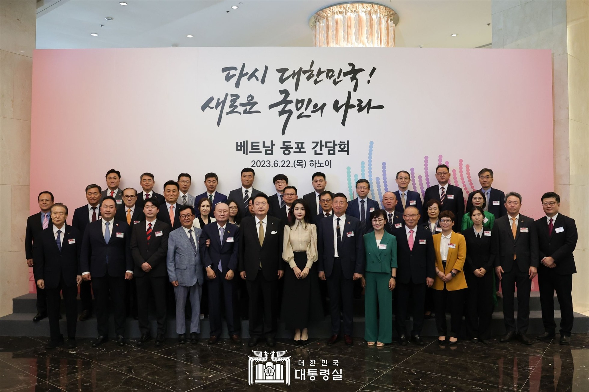 Tổng thống Yoon Suk Yeol v&amp;agrave; Phu nh&amp;acirc;n trong cuộc gặp gỡ đại diện cộng đồng người H&amp;agrave;n Quốc đ&amp;atilde; v&amp;agrave; đang sống, l&amp;agrave;m việc tại Việt Nam. Ảnh: Đại sứ qu&amp;aacute;n H&amp;agrave;n Quốc