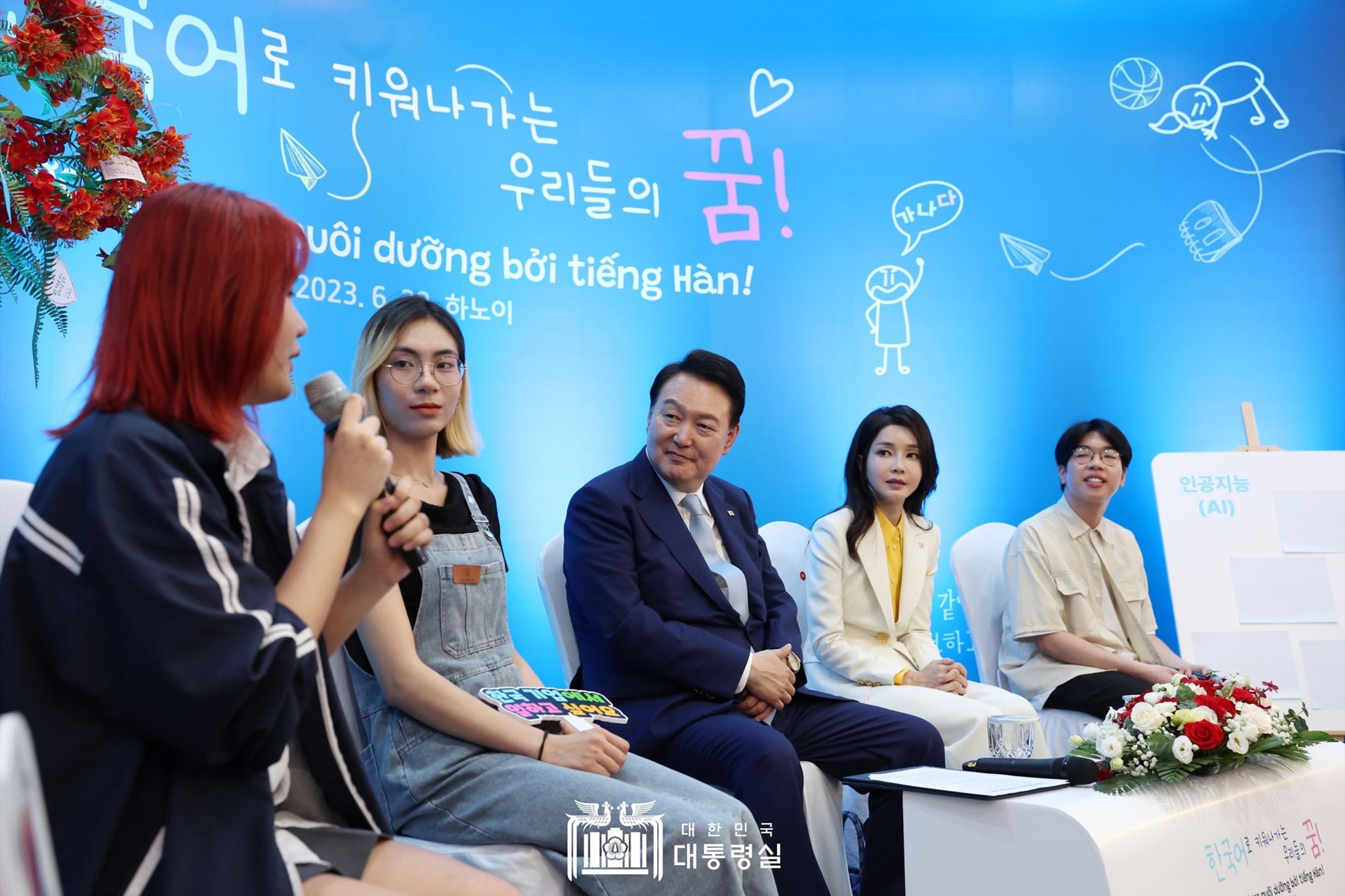 Tổng thống H&amp;agrave;n Quốc Yoon Suk Yeol v&amp;agrave; Phu nh&amp;acirc;n Kim Keon Hee đến thăm v&amp;agrave; n&amp;oacute;i chuyện với c&amp;aacute;c sinh vi&amp;ecirc;n Khoa Ng&amp;ocirc;n ngữ v&amp;agrave; Văn h&amp;oacute;a H&amp;agrave;n Quốc, Trường Đại học Ngoại ngữ (Đại học Quốc gia H&amp;agrave; Nội) ng&amp;agrave;y 22.6. Ảnh: Đại sứ qu&amp;aacute;n H&amp;agrave;n Quốc