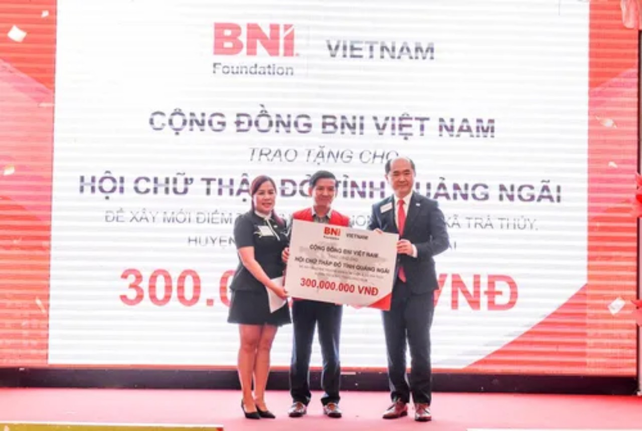 Tại buổi lễ, l&amp;atilde;nh đạo BNI Việt Nam đ&amp;atilde; trao tặng 300 triệu đồng cho Hội chữ thập đỏ Quảng Ng&amp;atilde;i x&amp;acirc;y dựng ph&amp;ograve;ng học Mầm Non cho trẻ em ngh&amp;egrave;o x&amp;atilde; Tr&amp;agrave; Thủy, huyện v&amp;ugrave;ng cao Tr&amp;agrave; Bồng