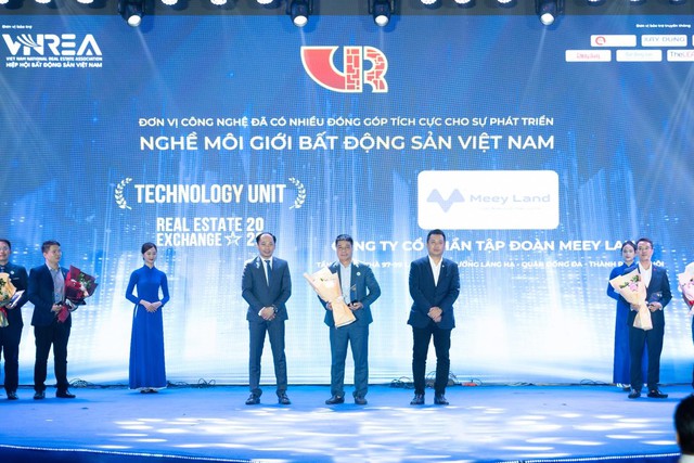 Đại diện Meey Land, Ph&amp;oacute; Tổng Gi&amp;aacute;m đốc Nguyễn Tiến L&amp;acirc;m l&amp;ecirc;n nhận kỷ niệm chương.