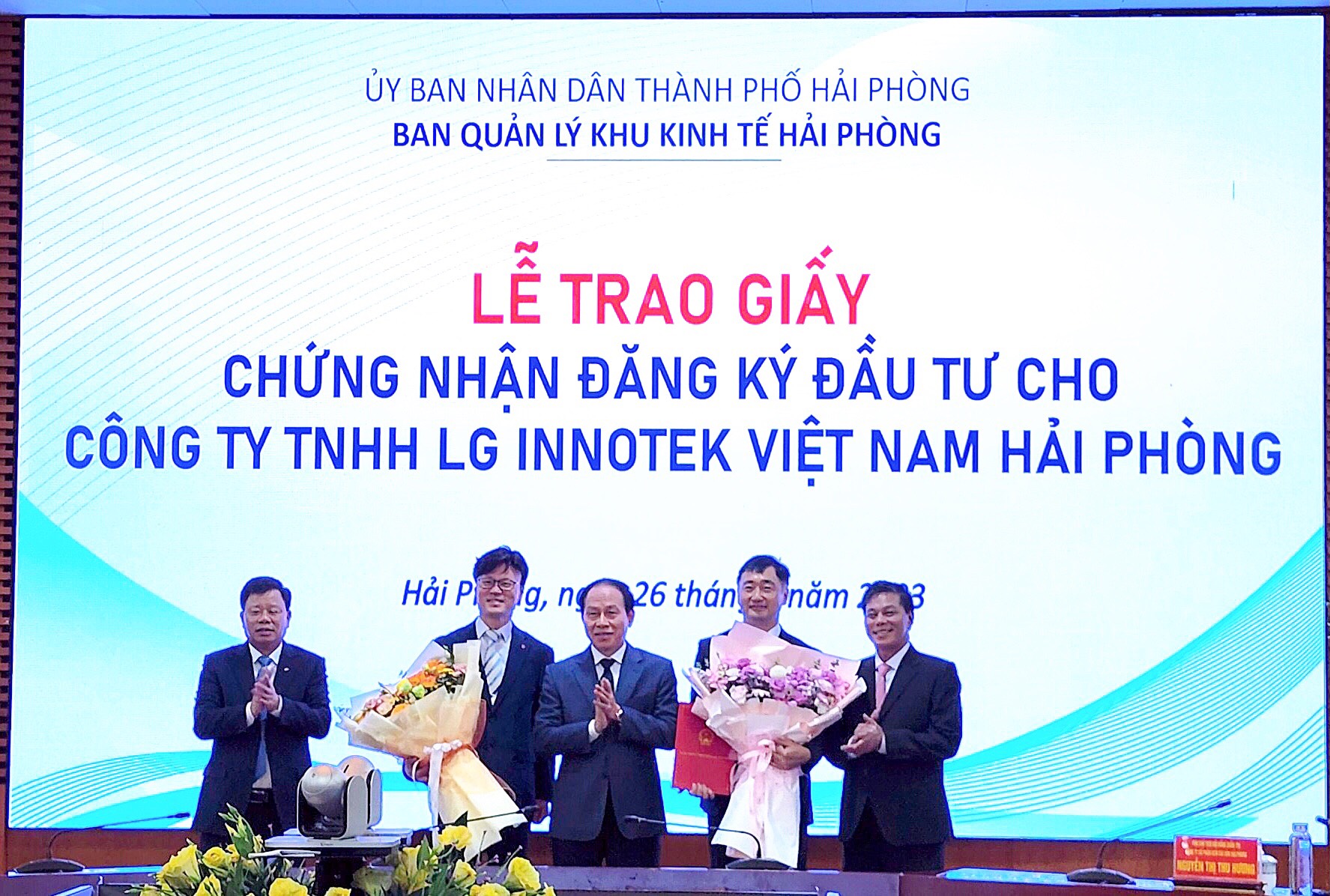 L&amp;ecirc; Tiến Ch&amp;acirc;u- Ủy vi&amp;ecirc;n Trung ương Đảng, B&amp;iacute; thư Th&amp;agrave;nh ủy trao giấy chứng nhận đăng k&amp;yacute; đầu tư cho C&amp;ocirc;ng ty TNHH LG INNOTEK Việt Nam Hải Phỏng