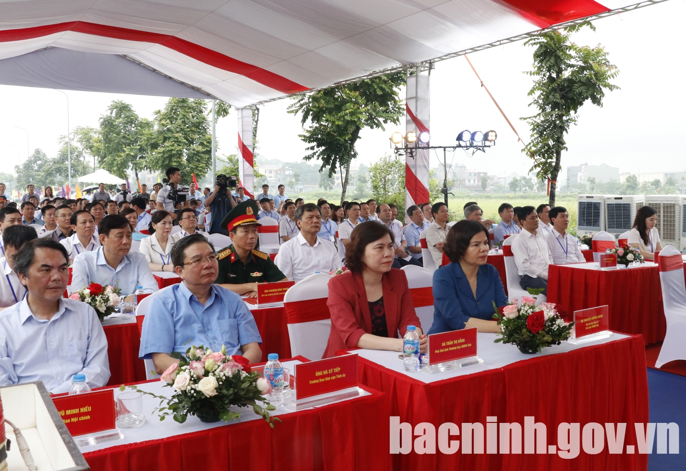 Đồng ch&amp;iacute; Nguyễn Hương Giang, Ph&amp;oacute; B&amp;iacute; thư Tỉnh uỷ, Chủ tịch UBND tỉnh (đầu ti&amp;ecirc;n từ phải qua) c&amp;ugrave;ng c&amp;aacute;c đại biểu dự Lễ Khởi c&amp;ocirc;ng tại điểm cầu tỉnh Bắc Ninh.