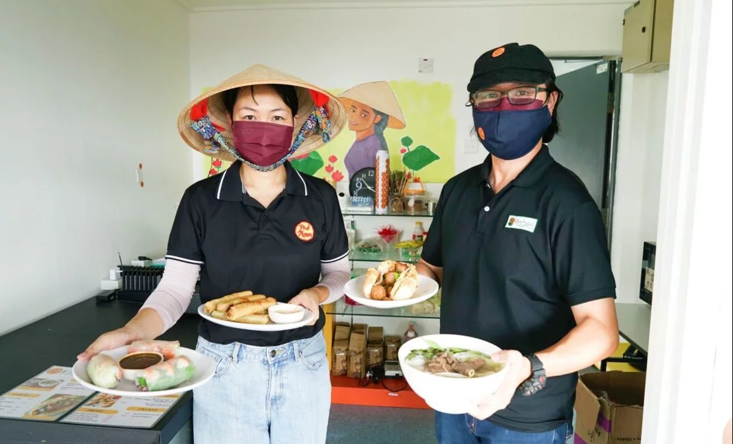 vợ chồng Maziznabel Md Faderin Lee v&amp;agrave; Maisarah Nguyen, họ đang x&amp;acirc;y dựng nh&amp;agrave; h&amp;agrave;ng Việt Nam Phở Ngon