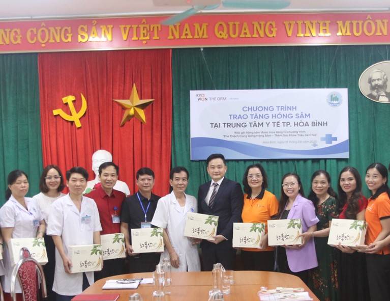 C&amp;aacute;c đối t&amp;aacute;c kinh doanh của C&amp;ocirc;ng ty trao tặng hồng s&amp;acirc;m cho c&amp;aacute;c y b&amp;aacute;c sĩ Bệnh viện Đa khoa th&amp;agrave;nh phố Ho&amp;agrave; B&amp;igrave;nh.