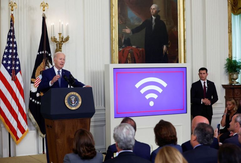 Tổng thống Mỹ Joe Biden c&amp;ocirc;ng bố chương tr&amp;igrave;nh t&amp;agrave;i trợ 42,25 tỷ USD mang Internet tốc độ cao đến mọi người d&amp;acirc;n v&amp;agrave;o năm 2030 ng&amp;agrave;y 26/6 tại Nh&amp;agrave; Trắng. (Ảnh: Reuters)