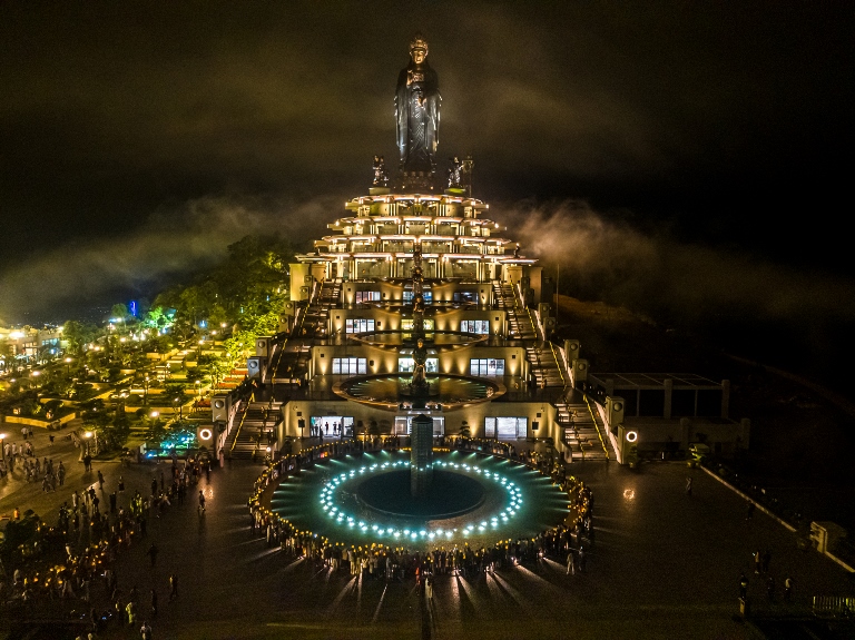 Quần thể t&amp;acirc;m linh tr&amp;ecirc;n n&amp;uacute;i B&amp;agrave; Đen