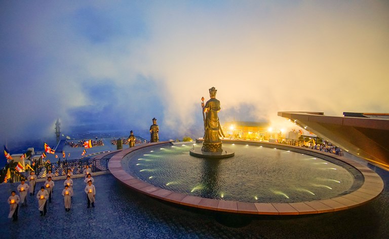 Đỉnh n&amp;uacute;i B&amp;agrave; Đen đ&amp;ecirc;m hoa đăng