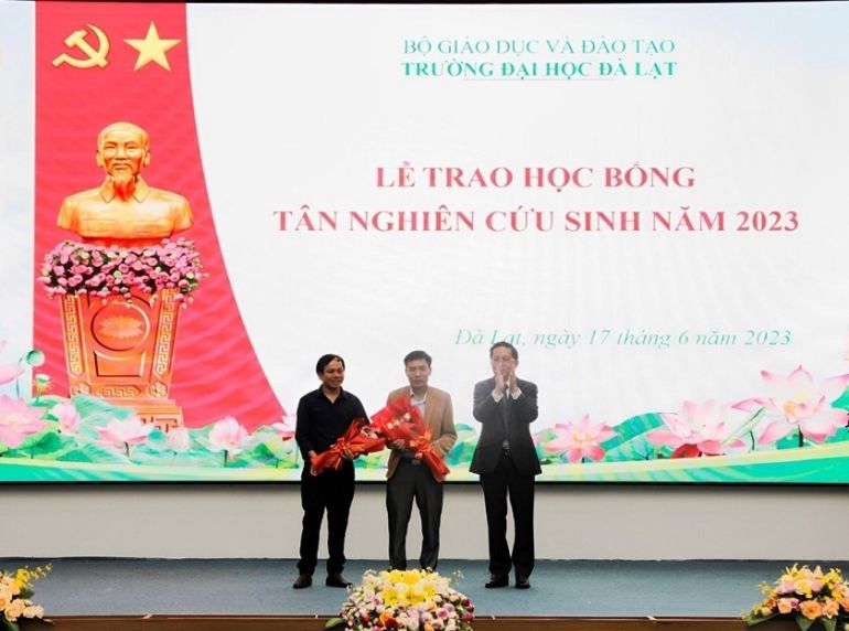 &amp;Ocirc;ng Trần Kim Chung &amp;ndash; Chủ tịch Tập đo&amp;agrave;n CT Group trao 02 suất học bổng cho t&amp;acirc;n nghi&amp;ecirc;n cứu sinh của trường ĐH Đ&amp;agrave; Lạt