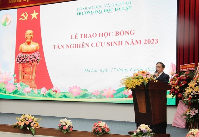 &amp;ldquo;C&amp;aacute;c bạn h&amp;atilde;y to&amp;agrave;n t&amp;acirc;m to&amp;agrave;n &amp;yacute; tập trung v&amp;agrave;o việc học. Ch&amp;uacute;ng t&amp;ocirc;i sẽ hỗ trợ c&amp;aacute;c bạn mở ra c&amp;aacute;nh cửa thế giới&amp;rdquo; &amp;ndash; &amp;ocirc;ng Trần Kim Chung ph&amp;aacute;t biểu tại buổi lễ