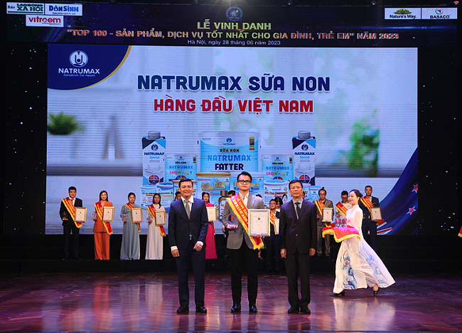 Đại diện Natrumax Việt Nam nhận Cup v&amp;agrave; Giấy chứng nhận