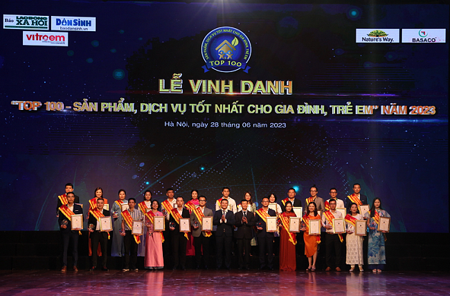 Đại diện Natrumax Việt Nam chụp ảnh lưu niệm c&amp;ugrave;ng BCT tại chương tr&amp;igrave;nh