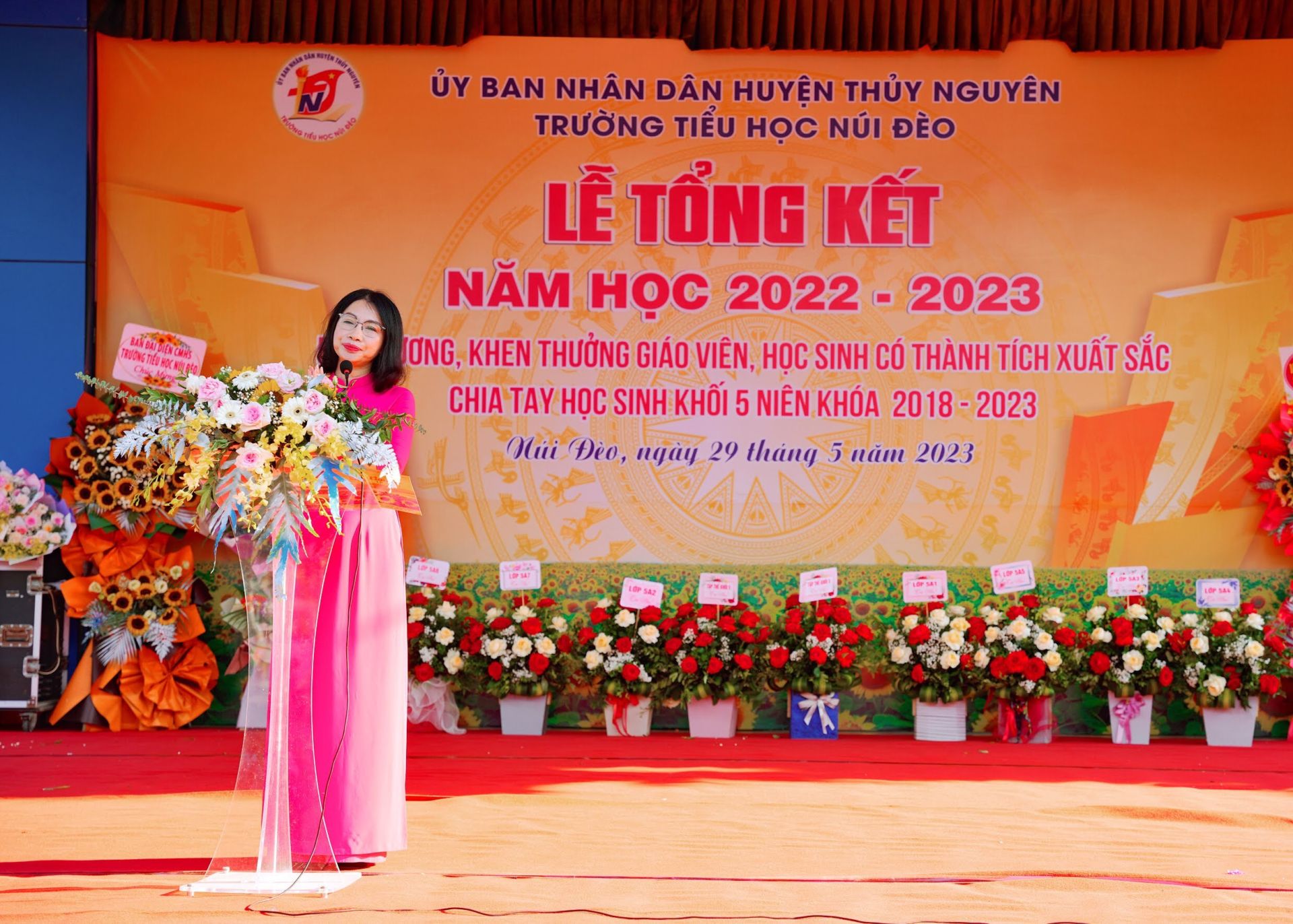 Lời ph&amp;aacute;t biểu đầy x&amp;uacute;c cảm v&amp;agrave; tự h&amp;agrave;o của hiệu trưởng Vũ Thị Phượng tại lễ tổng kết năm học 2022-2023.