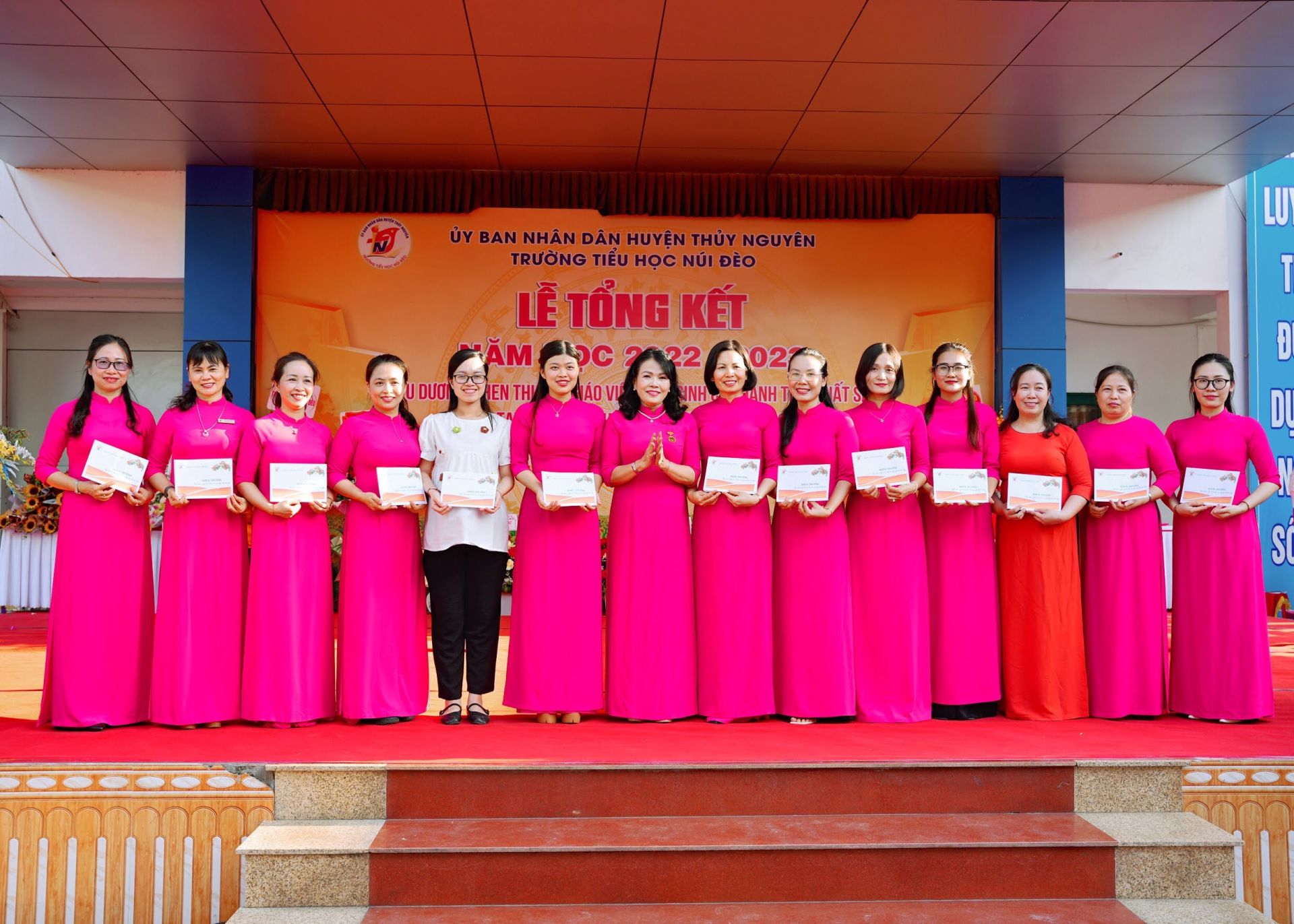 Trao khen cho tập thể gi&amp;aacute;o vi&amp;ecirc;n c&amp;oacute; th&amp;agrave;nh t&amp;iacute;ch xuất sắc trong năm học 2022-2023.