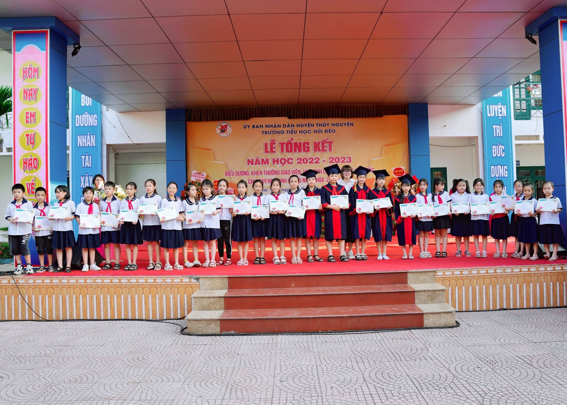 Trao khen, biểu dương học sinh đạt kết quả th&amp;agrave;nh t&amp;iacute;ch tự h&amp;agrave;o trong năm học.