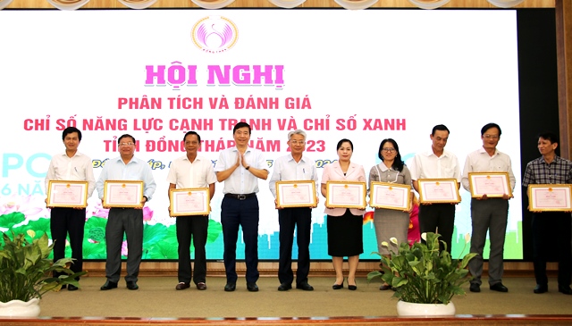 Chủ tịch UBND tỉnh Phạm Thiện Nghĩa tặng Bằng khen cho tập thể c&amp;oacute; th&amp;agrave;nh t&amp;iacute;ch, đ&amp;oacute;ng g&amp;oacute;p trong n&amp;acirc;ng cao Chỉ số PCI tỉnh Đồng Th&amp;aacute;p năm 2023