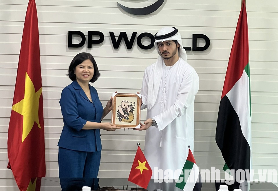 Chủ tịch UBND tỉnh Nguyễn Hương Giang trao qu&amp;agrave; lưu niệm cho C&amp;ocirc;ng ty DP World UAE