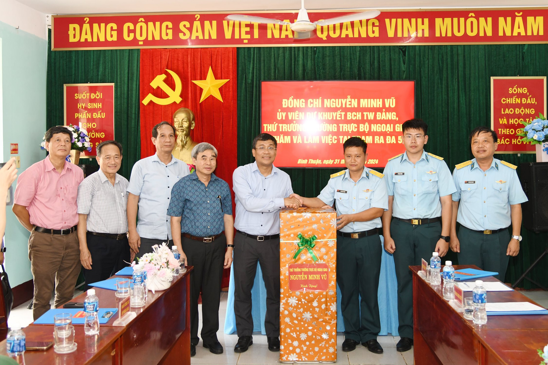 Thứ trưởng đ&amp;atilde; thăm v&amp;agrave; tặng qu&amp;agrave; cho c&amp;aacute;n bộ, chiến sĩ của c&amp;aacute;c đơn vị Lực lượng Vũ trang nh&amp;acirc;n d&amp;acirc;n, bộ đội Qu&amp;acirc;n khu v&amp;agrave; lực lượng địa phương, ghi nhận sự đ&amp;oacute;ng g&amp;oacute;p của họ trong việc bảo vệ v&amp;ugrave;ng biển đảo