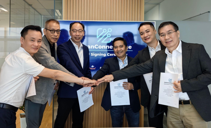 &amp;Ocirc;ng Trần Hải Dương - Chủ tịch ki&amp;ecirc;m Tổng gi&amp;aacute;m đốc FTI (ngo&amp;agrave;i c&amp;ugrave;ng b&amp;ecirc;n tr&amp;aacute;i) c&amp;ugrave;ng đại diện c&amp;aacute;c c&amp;ocirc;ng ty th&amp;agrave;nh vi&amp;ecirc;n của AseanConnect.One tại lễ c&amp;ocirc;ng bố