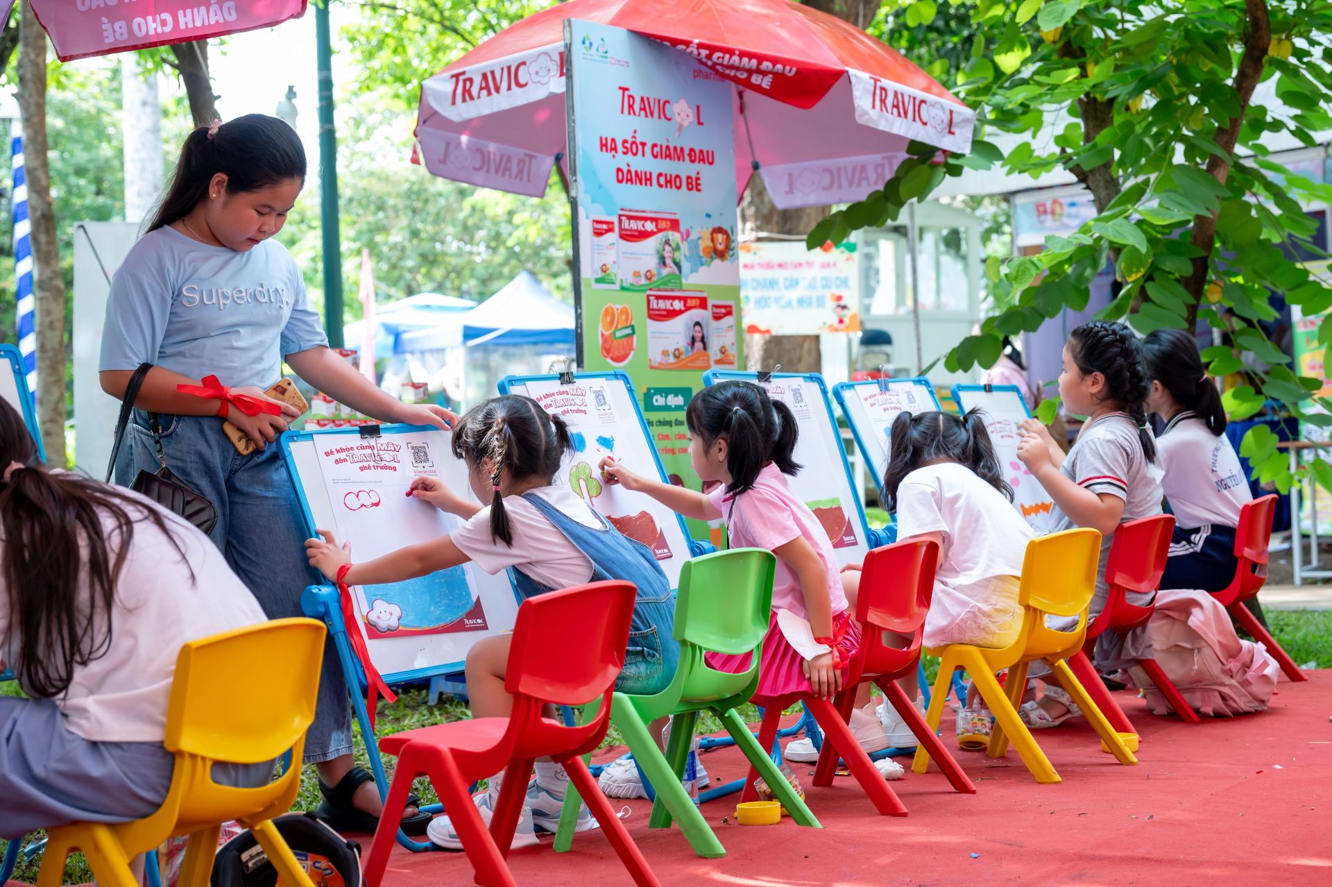 Hoạt động s&amp;aacute;ng tạo th&amp;uacute; vị tại gian h&amp;agrave;ng Travicol thu h&amp;uacute;t đ&amp;ocirc;ng đảo c&amp;aacute;c bạn nhỏ tham gia.