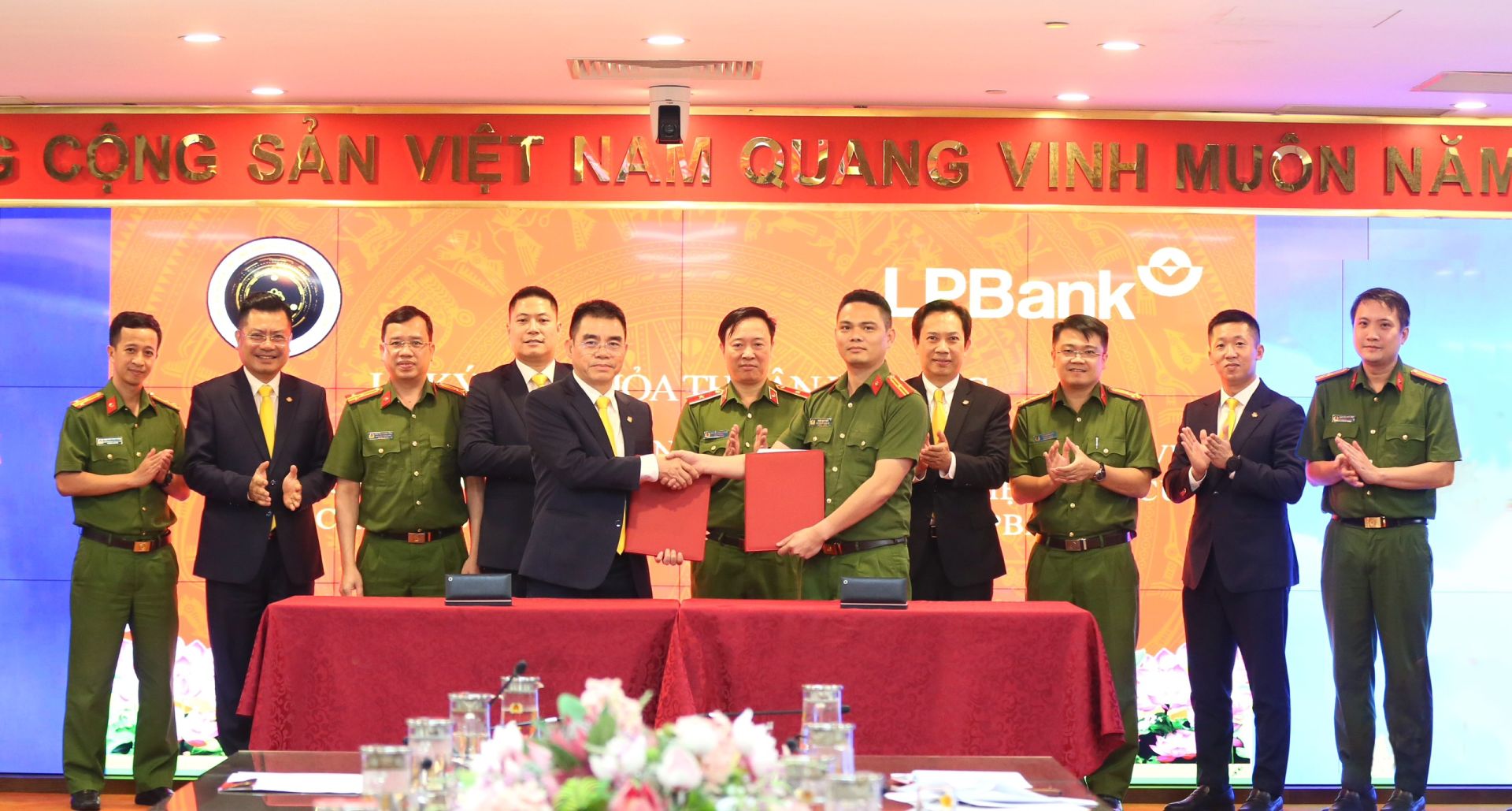 Thoả thuận hợp t&amp;aacute;c sẽ gi&amp;uacute;p LPBank đẩy mạnh vay t&amp;iacute;n chấp th&amp;ocirc;ng qua chấm điểm t&amp;iacute;n dụng của c&amp;ocirc;ng d&amp;acirc;n, g&amp;oacute;p phần đẩy l&amp;ugrave;i t&amp;iacute;n dụng đen, mang lại lợi &amp;iacute;ch cho cộng đồng.