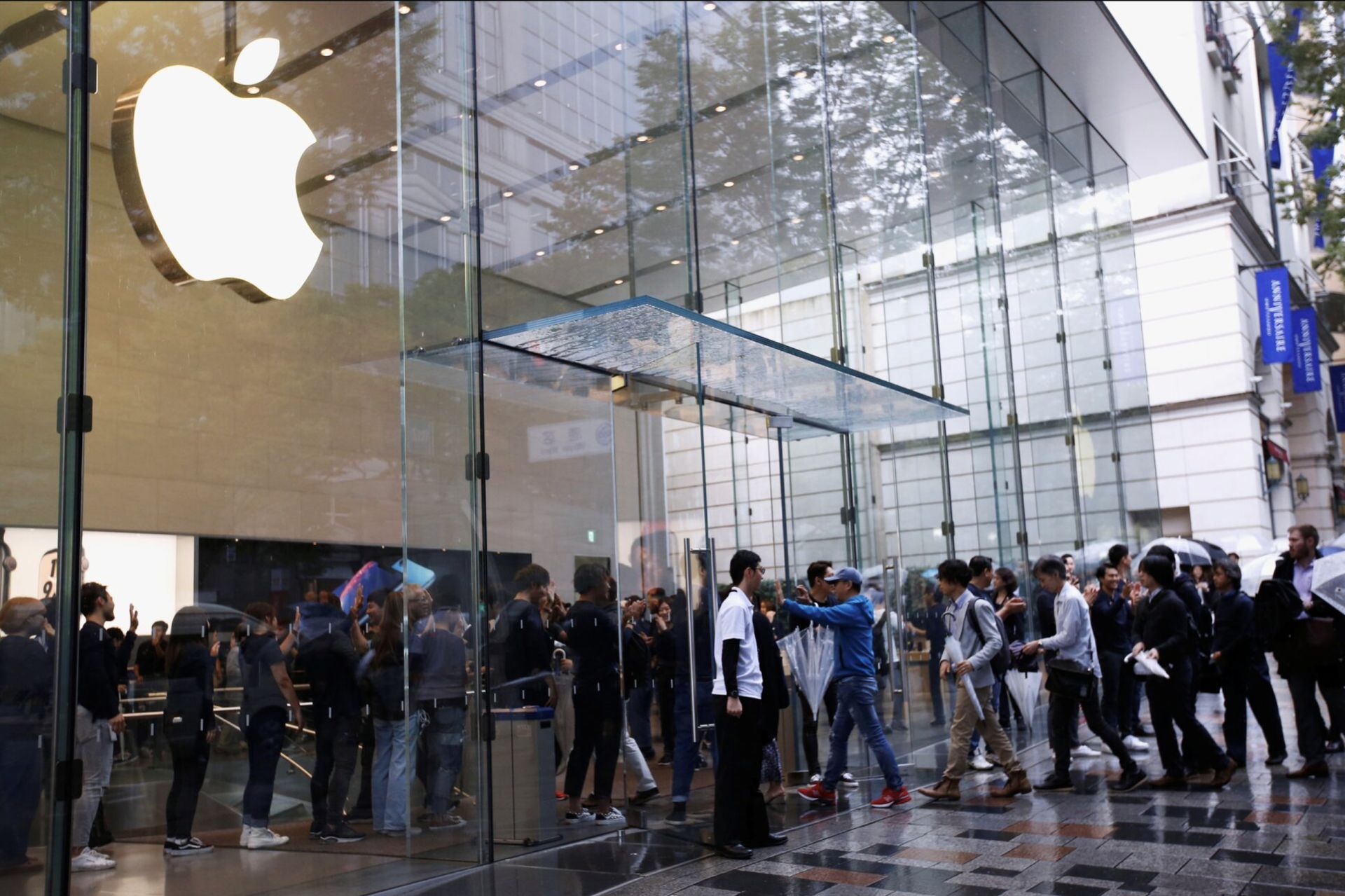 Nh&amp;acirc;n vi&amp;ecirc;n ch&amp;agrave;o đ&amp;oacute;n kh&amp;aacute;ch h&amp;agrave;ng tại Apple Store ở khu mua sắm Omotesando, Tokyo, Nhật Bản