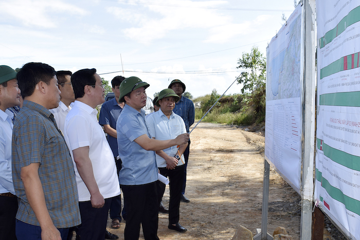 &amp;Ocirc;ng Nguyễn Đức Trung - Chủ tịch UBND tỉnh Nghệ An nghe b&amp;aacute;o c&amp;aacute;o tiến độ thực hiện dự &amp;aacute;n Đường ven biển (đoạn từ Km7 đến Km12)