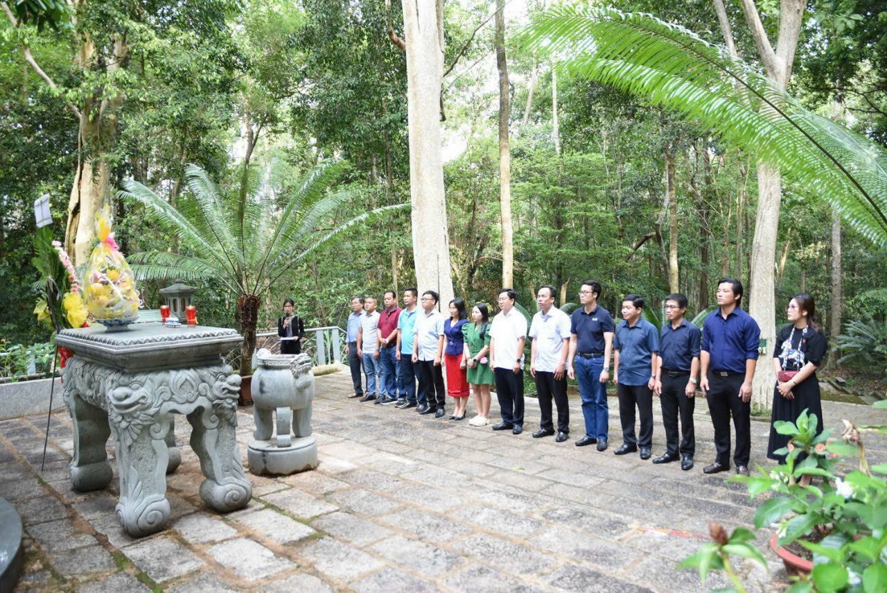 Nh&amp;agrave; b&amp;aacute;o Đ&amp;agrave;o Văn Tuấn, Tổng Bi&amp;ecirc;n tập B&amp;aacute;o Đồng Nai, Ph&amp;oacute; Chủ tịch Hội Nh&amp;agrave; b&amp;aacute;o tỉnh v&amp;agrave; ph&amp;oacute;ng vi&amp;ecirc;n của c&amp;aacute;c cơ quan b&amp;aacute;o ch&amp;iacute; đang thường tr&amp;uacute; tại Đồng Nai đ&amp;atilde; tới d&amp;acirc;ng hương tại Chiến khu Đ