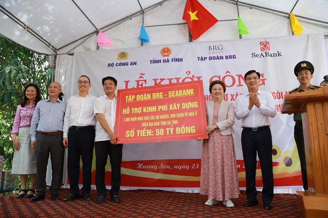 L&amp;atilde;nh đạo SeABank trao tặng nh&amp;agrave; cho người ngh&amp;egrave;o tại tỉnh H&amp;agrave; Tĩnh