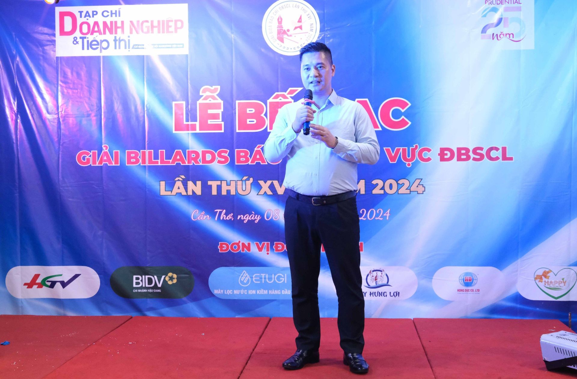 PGS.TS Ho&amp;agrave;ng Xu&amp;acirc;n L&amp;acirc;m, Tổng Bi&amp;ecirc;n tập Tạp ch&amp;iacute; Doanh nghiệp v&amp;agrave; Tiếp thị ph&amp;aacute;t biểu bế mạc giải Bida b&amp;aacute;o ch&amp;iacute; khu vực ĐBSCL lần thứ XVI - năm 2024.