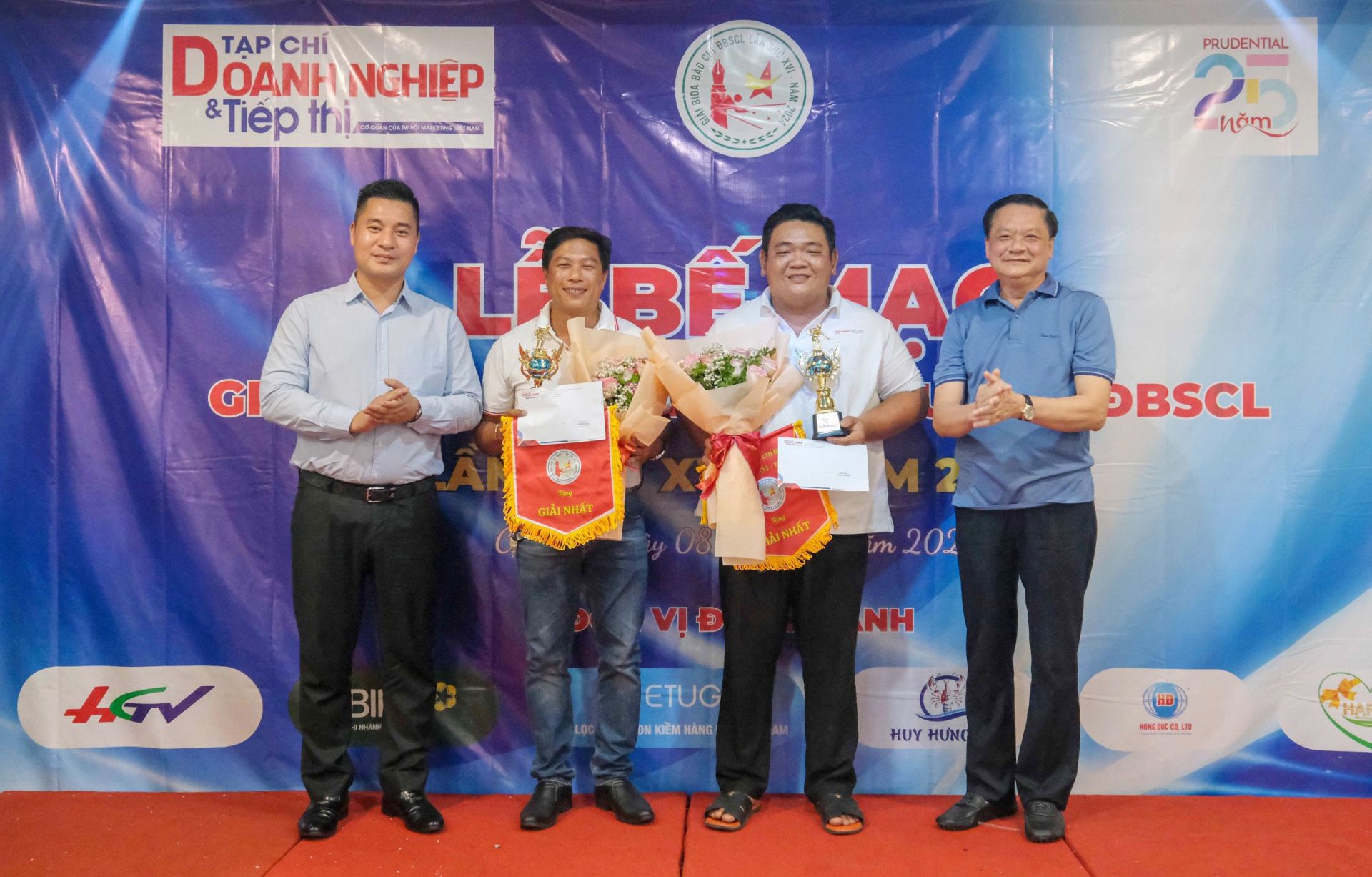 PGS.TS Ho&amp;agrave;ng Xu&amp;acirc;n L&amp;acirc;m, Tổng Bi&amp;ecirc;n tập Tạp ch&amp;iacute; Doanh nghiệp v&amp;agrave; Tiếp thị v&amp;agrave; Ph&amp;oacute; Chủ tịch Thường trực UBND th&amp;agrave;nh phố Cần Thơ trao C&amp;uacute;p, cờ giải cho cặp cơ thủ Nguyễn Thanh Ph&amp;uacute;c (Đ&amp;agrave;i PTTH tỉnh C&amp;agrave; Mau) v&amp;agrave; Trương C&amp;ocirc;ng Ph&amp;uacute; (Tạp ch&amp;iacute; Gia đ&amp;igrave;nh Việt Nam) đ&amp;atilde; xuất sắc đạt chức v&amp;ocirc; địch.