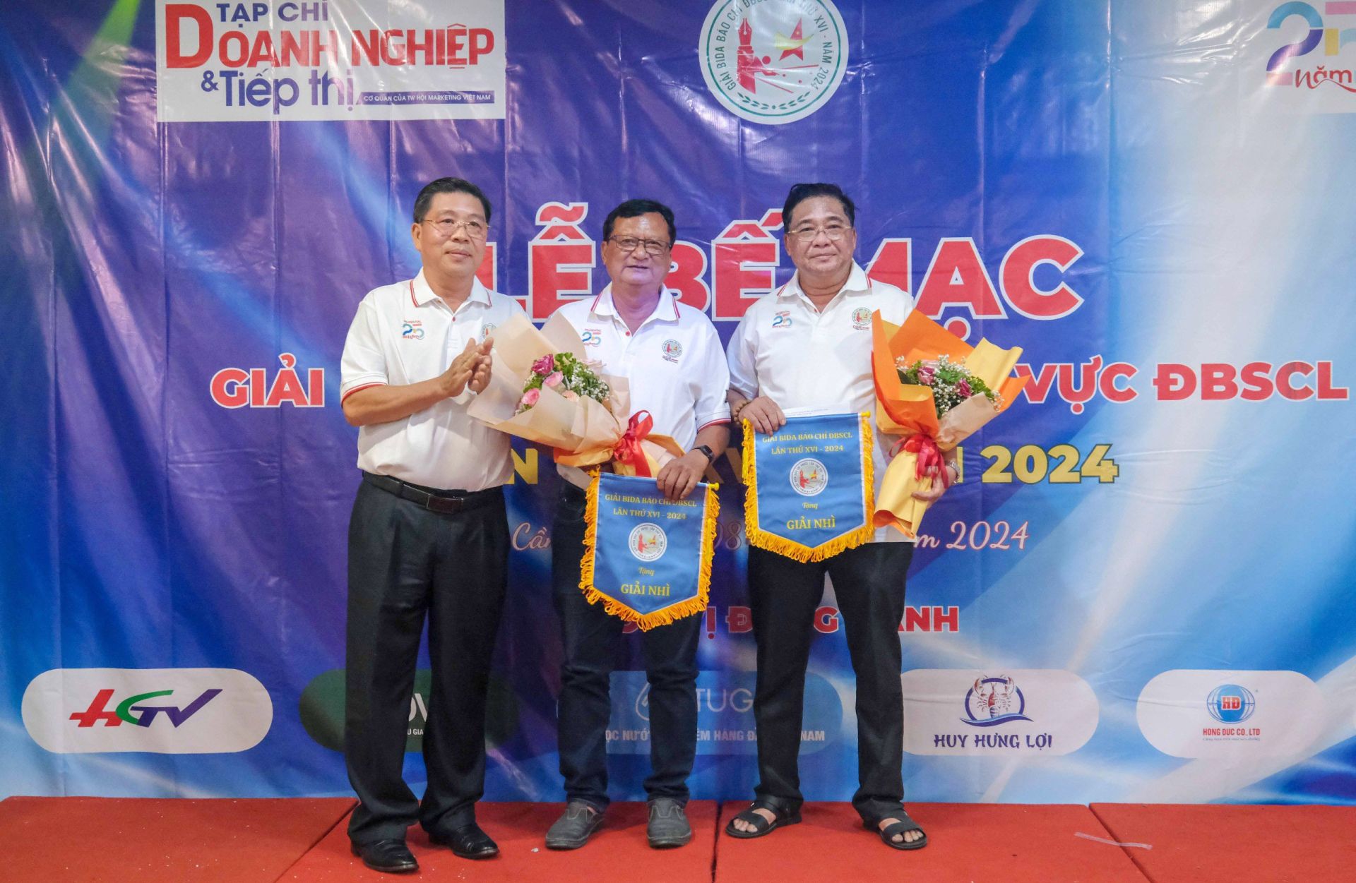 ẢnhTS L&amp;ecirc; Sơn Hải, nguy&amp;ecirc;n Thứ trưởng, Ph&amp;oacute; Chủ nhiệm Ủy ban D&amp;acirc;n tộc, Chủ tịch Li&amp;ecirc;n đo&amp;agrave;n Billiards &amp;amp; Snooker Việt Nam trao giải Nh&amp;igrave; cho Nguyễn Th&amp;aacute;i Nguy&amp;ecirc;n (B&amp;aacute;o Thanh ni&amp;ecirc;n) v&amp;agrave; Phạm Trung Ch&amp;aacute;nh (C&amp;ocirc;ng ty X&amp;acirc;y dựng Phương Nam).