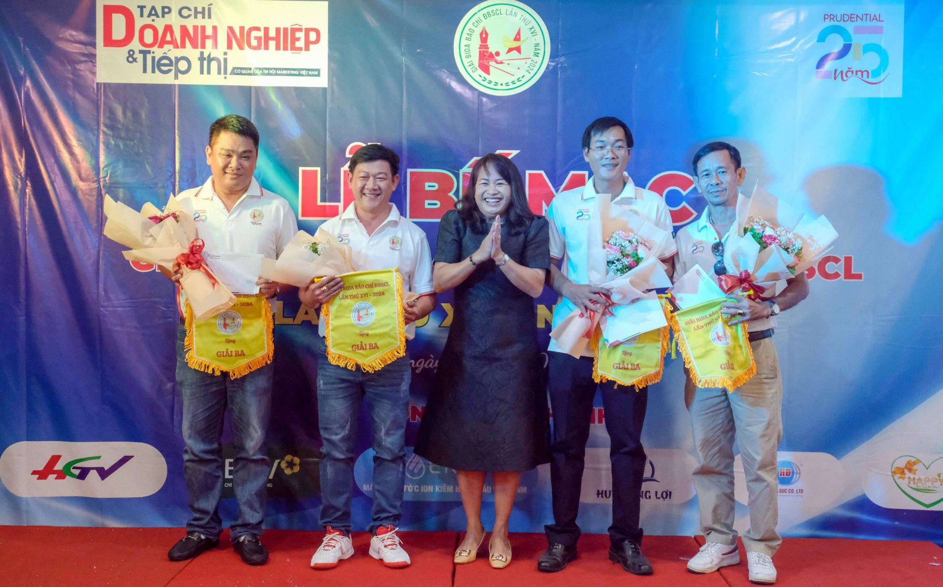 B&amp;agrave; Trần Thị Phương Lan, Gi&amp;aacute;m đốc Quản l&amp;yacute; truyền th&amp;ocirc;ng địa phương C&amp;ocirc;ng ty Bảo hiểm Prudential trao Giải Ba cho c&amp;aacute;c cơ thủ.