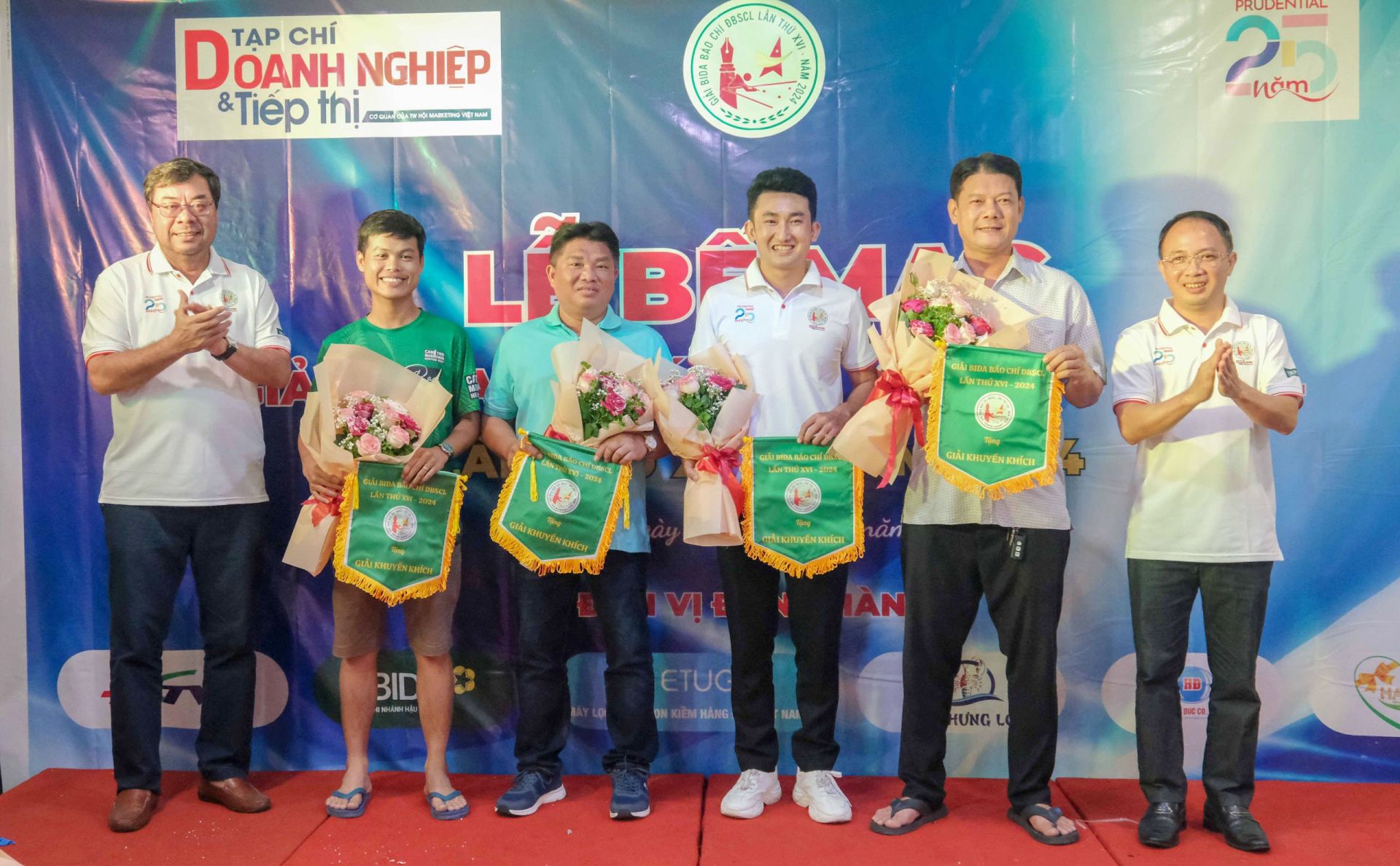 &amp;Ocirc;ng Ph&amp;ugrave;ng Xu&amp;acirc;n L&amp;acirc;m, Ph&amp;oacute; Tổng Bi&amp;ecirc;n tập Tạp ch&amp;iacute; Doanh nghiệp v&amp;agrave; Tiếp thị v&amp;agrave; &amp;ocirc;ng T&amp;agrave;o Việt Thắng, Ph&amp;oacute; Vụ trưởng Vụ c&amp;ocirc;ng t&amp;aacute;c d&amp;acirc;n tộc địa phương, Ủy ban D&amp;acirc;n tộc trao Giải Khuyến kh&amp;iacute;ch cho c&amp;aacute;c cơ thủ.