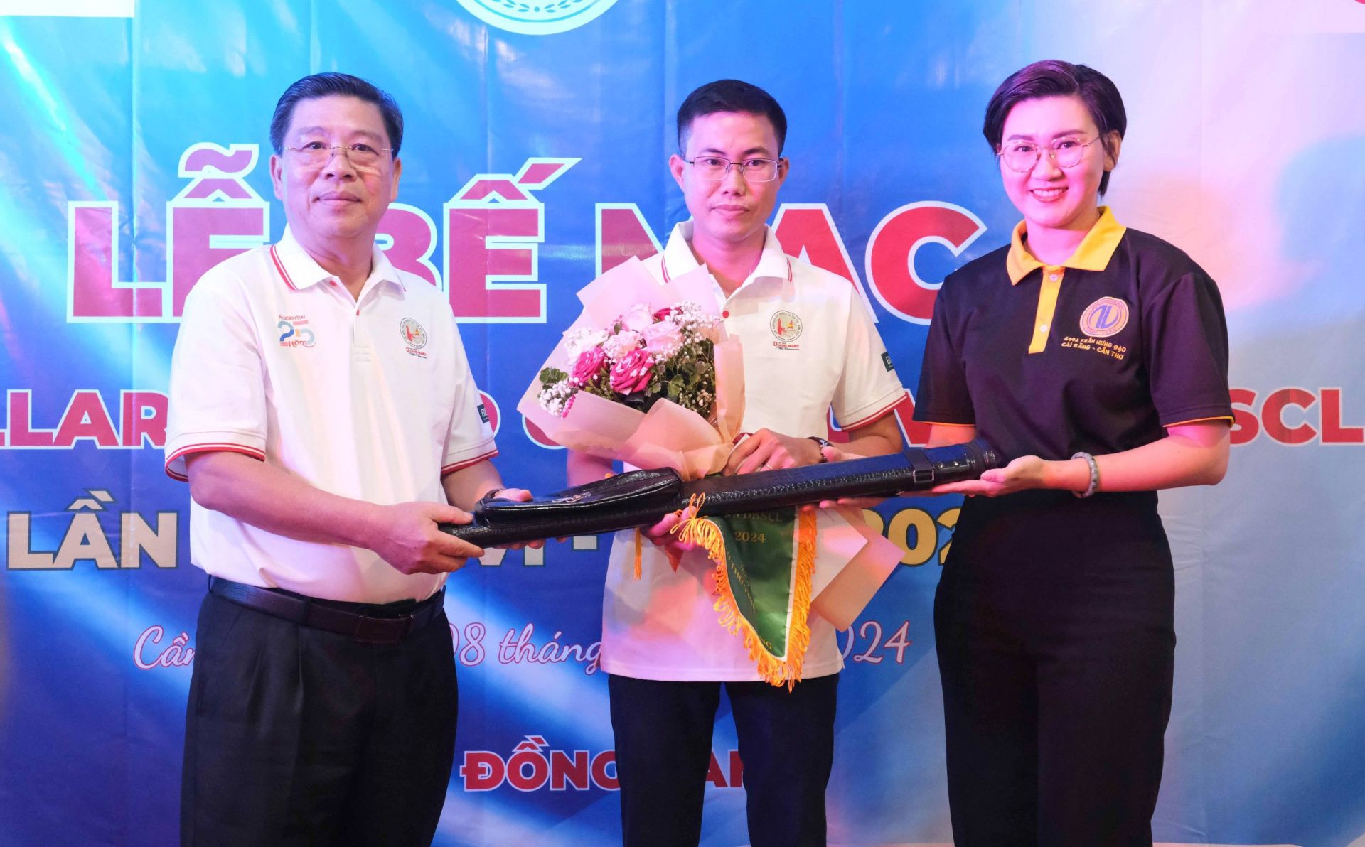 TS L&amp;ecirc; Sơn Hải, nguy&amp;ecirc;n Thứ trưởng, Ph&amp;oacute; Chủ nhiệm Ủy ban D&amp;acirc;n tộc, Chủ tịch Li&amp;ecirc;n đo&amp;agrave;n Billiards &amp;amp; Snooker Việt Nam v&amp;agrave; nh&amp;agrave; t&amp;agrave;i trợ tặng c&amp;acirc;y cơ trị gi&amp;aacute; 5 triệu đồng cho cơ thủ triển vọng giải đấu.