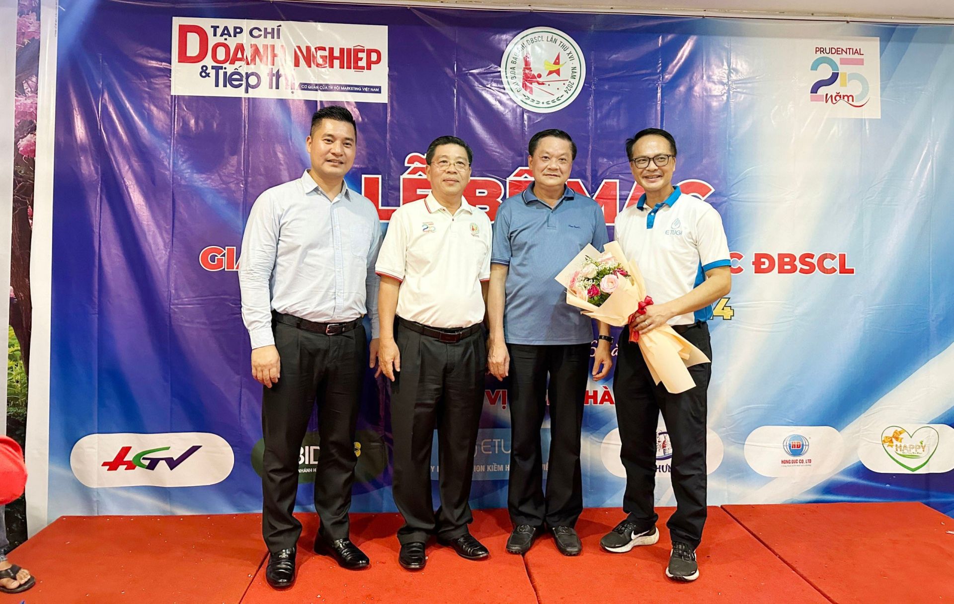 PGS.TS Ho&amp;agrave;ng Xu&amp;acirc;n L&amp;acirc;m, Tổng Bi&amp;ecirc;n tập Tạp ch&amp;iacute; Doanh nghiệp v&amp;agrave; Tiếp thị; Ph&amp;oacute; Chủ tịch Thường trực UBND th&amp;agrave;nh phố Cần Thơ v&amp;agrave; TS L&amp;ecirc; Sơn Hải, nguy&amp;ecirc;n Thứ trưởng, Ph&amp;oacute; Chủ nhiệm Ủy ban D&amp;acirc;n tộc, Chủ tịch Li&amp;ecirc;n đo&amp;agrave;n Billiards &amp;amp; Snooker Việt Nam tặng hoa c&amp;aacute;m ơn &amp;ocirc;ng L&amp;ecirc; Đức Phương, Gi&amp;aacute;m đốc ph&amp;iacute;a Nam m&amp;aacute;y lọc nước ion kiềm ETUGI đ&amp;atilde; t&amp;agrave;i trợ 2 m&amp;aacute;y lọc nước ion kiềm ETUGI cho cơ thủ đạt giải Nhất.