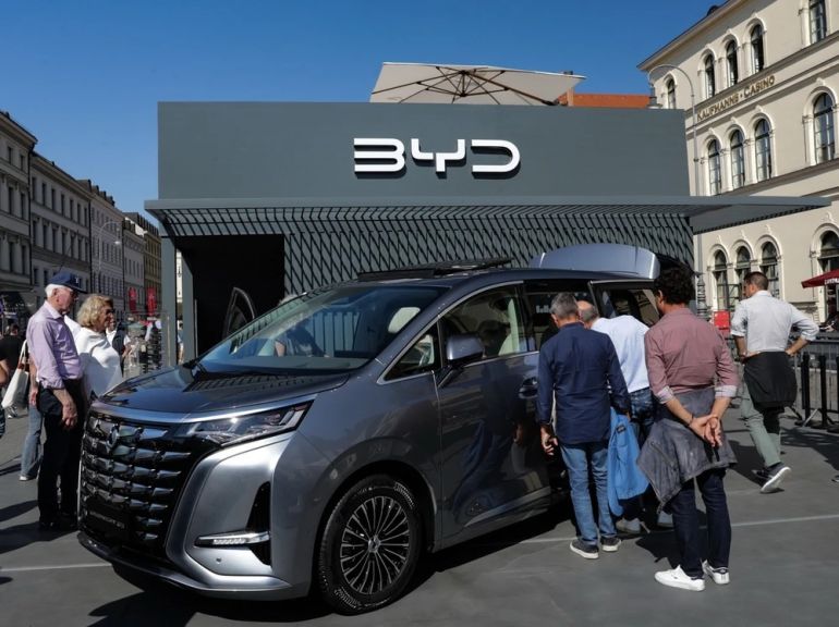 Mẫu xe điện của BYD tại Triển l&amp;atilde;m &amp;ocirc;t&amp;ocirc; quốc tế ở Munich, Đức ng&amp;agrave;y 8/9/2023.