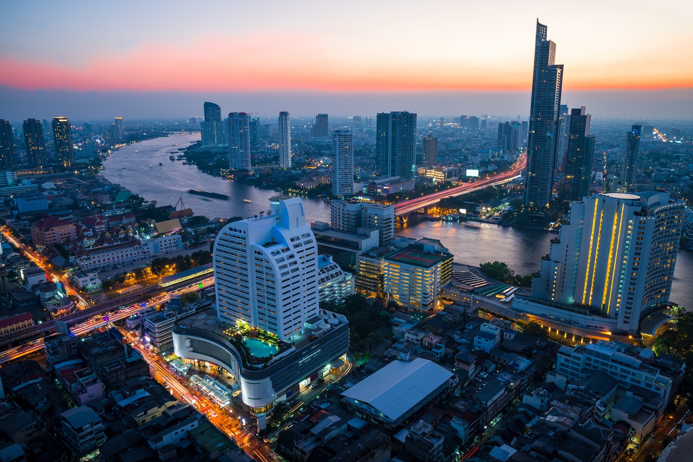 Những khu phố xa hoa b&amp;ecirc;n s&amp;ocirc;ng Chao Phraya (Bangkok, Th&amp;aacute;i Lan). Ảnh Istock