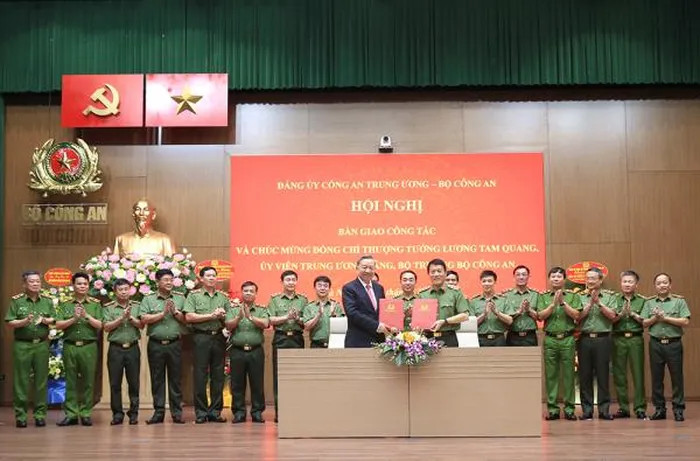 Chủ tịch nước T&amp;ocirc; L&amp;acirc;m v&amp;agrave; Bộ trưởng Lương Tam Quang k&amp;yacute; kết b&amp;agrave;n giao c&amp;ocirc;ng t&amp;aacute;c tại hội nghị.