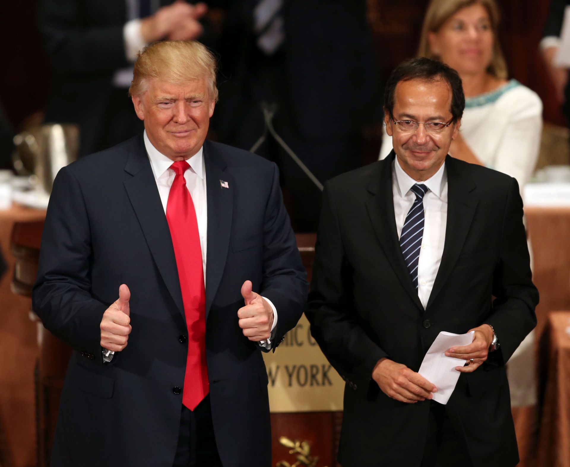 &amp;Ocirc;ng Donald Trump chụp ảnh c&amp;ugrave;ng tỷ ph&amp;uacute; John Paulson năm 2016