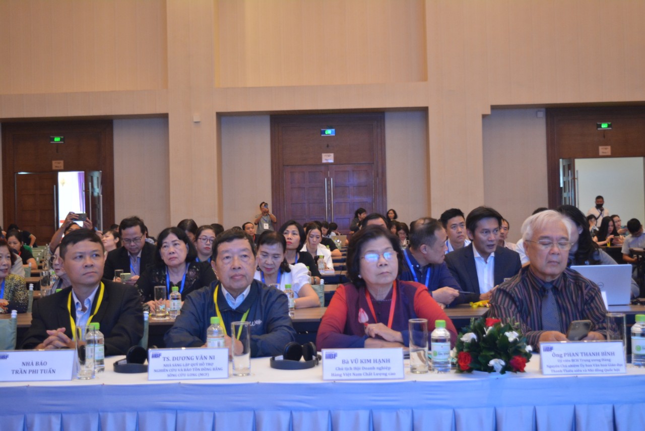 B&amp;agrave; Vũ Kim Hạnh, Chủ tịch Hội DN HVNCLC c&amp;ugrave;ng &amp;ocirc;ng Phan Thanh B&amp;igrave;nh, nguy&amp;ecirc;n Chủ nhiệm Ủy ban Văn h&amp;oacute;a, Gi&amp;aacute;o dục, Thanh ni&amp;ecirc;n, Thiếu ni&amp;ecirc;n v&amp;agrave; Nhi đồng Quốc hội v&amp;agrave; c&amp;aacute;c đại biểu c&amp;ugrave;ng tham dự