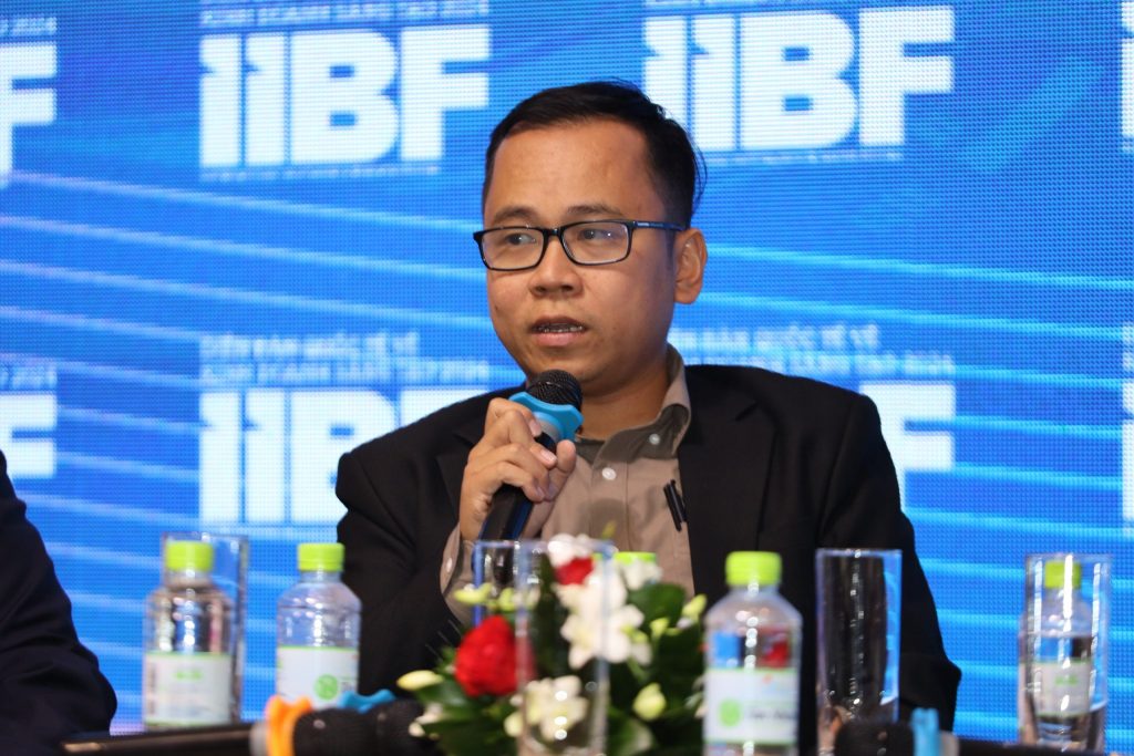 &amp;Ocirc;ng L&amp;yacute; Duy Khi&amp;ecirc;m, Gi&amp;aacute;m đốc Trung t&amp;acirc;m điều h&amp;agrave;nh th&amp;ocirc;ng minh, Becamix IOC, ph&amp;aacute;t biểu trong phi&amp;ecirc;n thảo luận IIBF 2024.