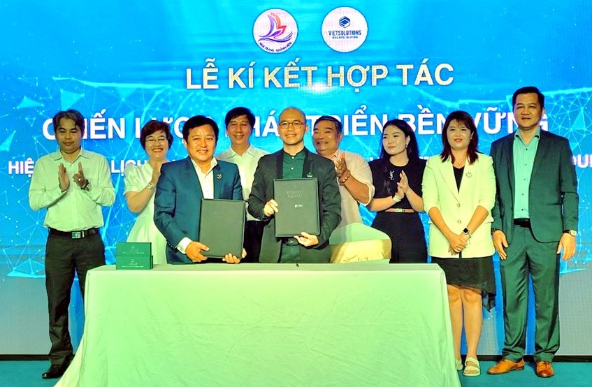 &amp;Ocirc;ng Phạm Minh Nhựt Ph&amp;oacute; Chủ tịch Thường trực Hiệp Hội Du Lịch Nha Trang- Kh&amp;aacute;nh H&amp;ograve;a v&amp;agrave; Thạc sĩ Lương Thanh Nam, Chủ tịch C&amp;ocirc;ng ty Cổ phần Giải ph&amp;aacute;p kh&amp;aacute;ch sạn Việt (VIETSOLUTIONS GROUP), Uỷ vi&amp;ecirc;n Ban chấp h&amp;agrave;nh CLB Bất động sản Việt Nam v&amp;agrave; đại diện c&amp;aacute;c cơ quan - th&amp;agrave;nh Vi&amp;ecirc;n k&amp;yacute; kết hợp t&amp;aacute;c ph&amp;aacute;t triển du lịch bền vững