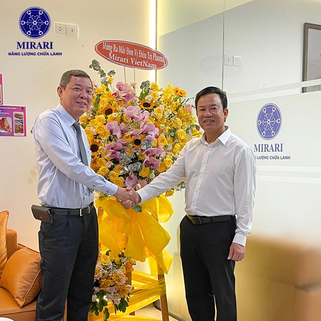 Đại diện Hoa L&amp;acirc;m Shangri-La v&amp;agrave; Siemens Healthineers tham quan ph&amp;ograve;ng Mirari b&amp;agrave;y tỏ v&amp;ocirc; c&amp;ugrave;ng ấn tượng với sản phẩm c&amp;ocirc;ng nghệ Mirari Mediacl Plasma