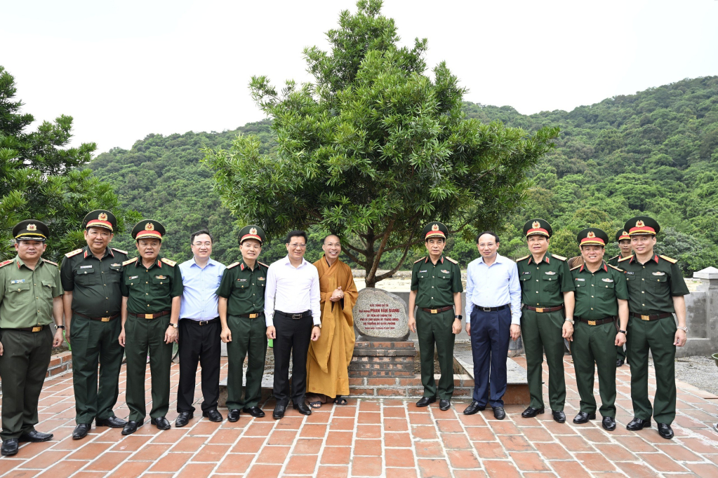 Đại tướng Phan Văn Giang c&amp;ugrave;ng đo&amp;agrave;n c&amp;ocirc;ng t&amp;aacute;c trồng c&amp;acirc;y lưu niệm tại Đền - Ch&amp;ugrave;a Tr&amp;uacute;c L&amp;acirc;m Đảo Trần