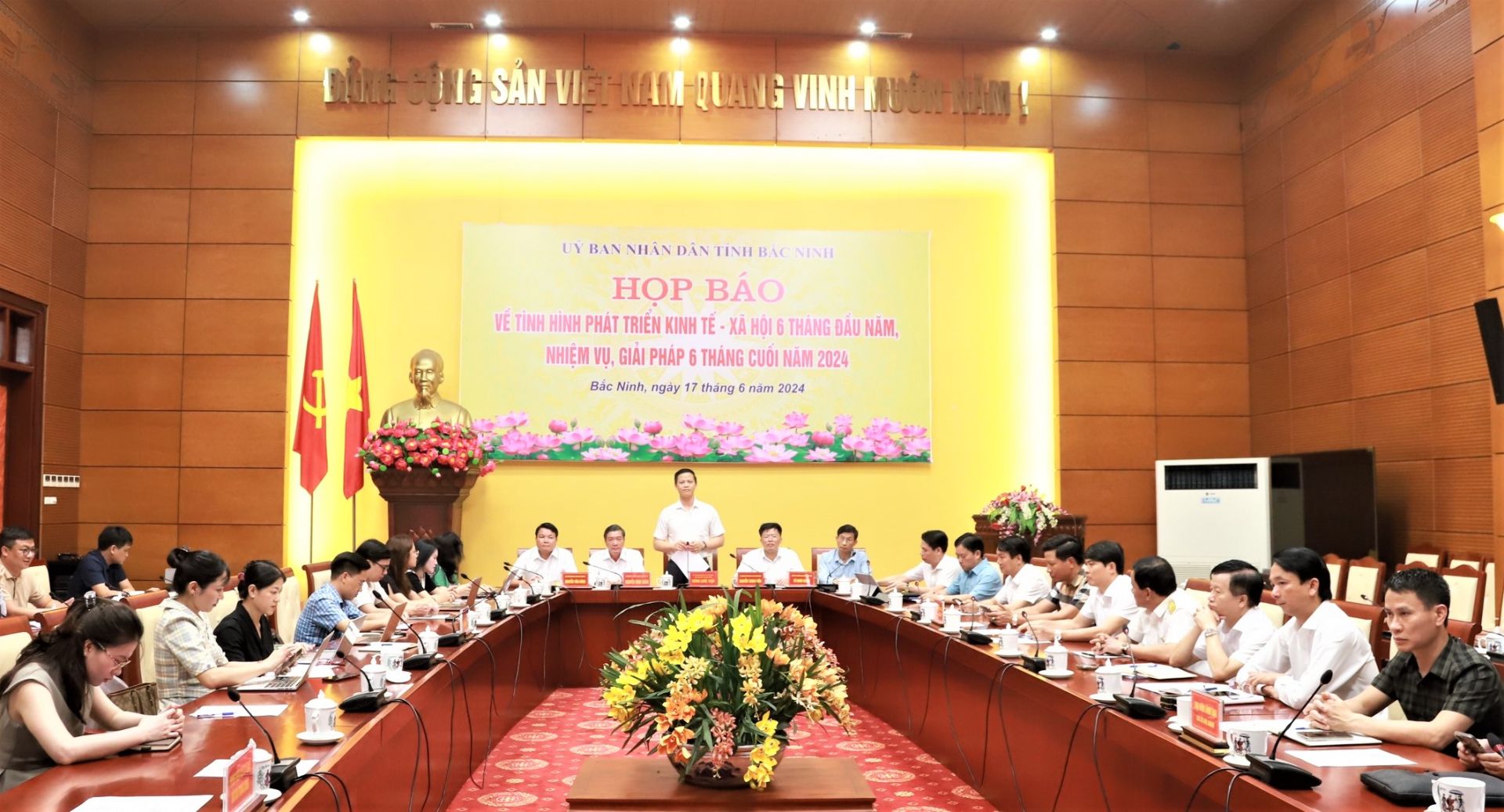 To&amp;agrave;n cảnh buổi họp b&amp;aacute;o