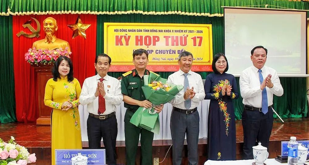 L&amp;atilde;nh đạo tỉnh Đồng Nai tặng hoa ch&amp;uacute;c mừng tại kỳ họp HĐND tỉnh - kỳ họp Chuy&amp;ecirc;n đề HĐND