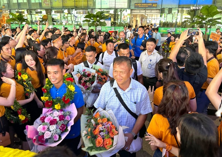 Ảnh minh họaC&amp;aacute;c cầu thủ vui mừng trong sự ch&amp;agrave;o đ&amp;oacute;n nhiệt t&amp;igrave;nh của CĐV