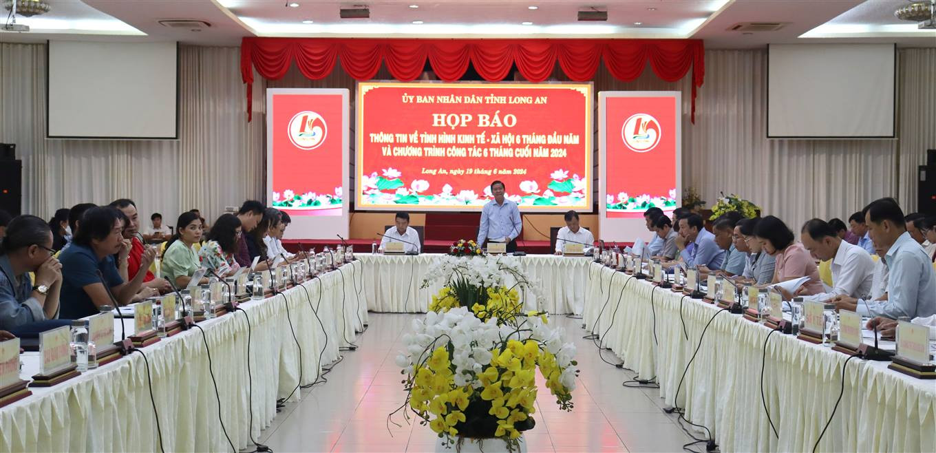 Quang cảnh buổi họp b&amp;aacute;o