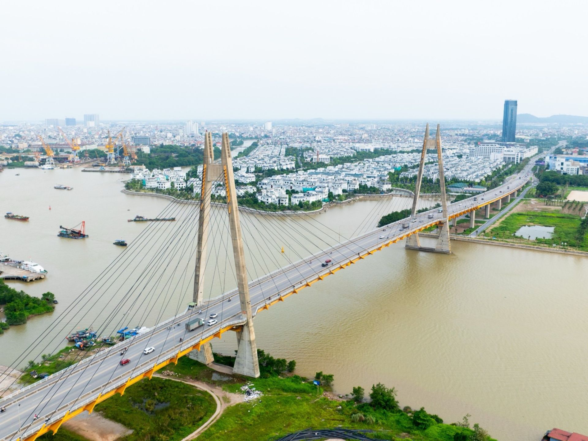 Cầu B&amp;iacute;nh l&amp;agrave; c&amp;acirc;y cầu bắc qua s&amp;ocirc;ng Cấm nối th&amp;agrave;nh phố Hải Ph&amp;ograve;ng với huyện Thủy Nguy&amp;ecirc;n v&amp;agrave; đi ra tỉnh Quảng Ninh